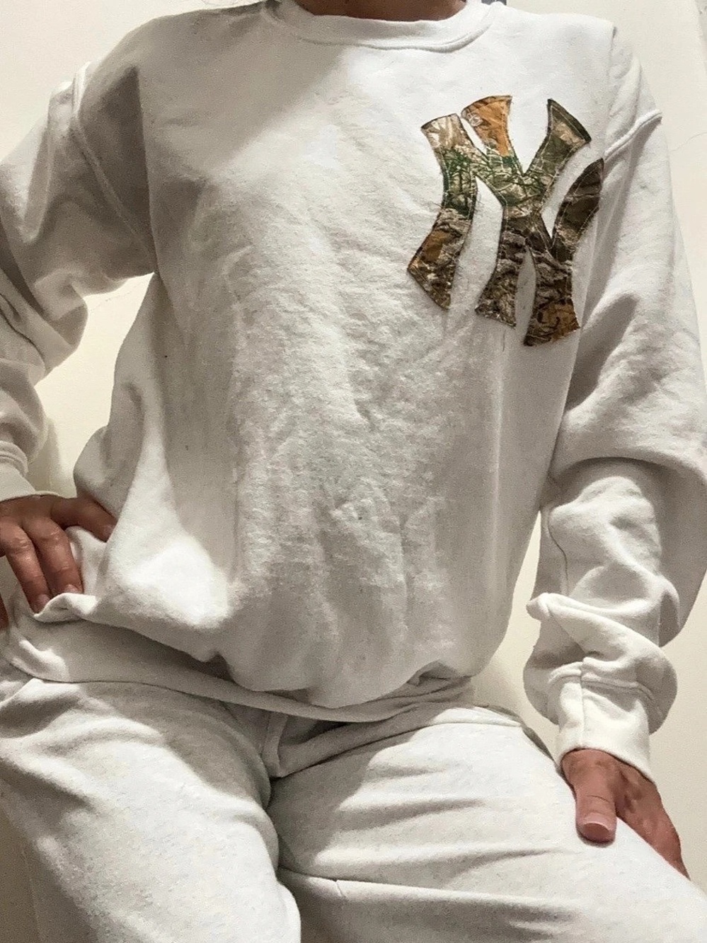 Camo Graphic Sweatshirt in White Size Small